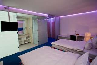 Отель Marshal Garden Hotel Бухарест Улучшенный двухместный номер с 1 кроватью или 2 отдельными кроватями-8